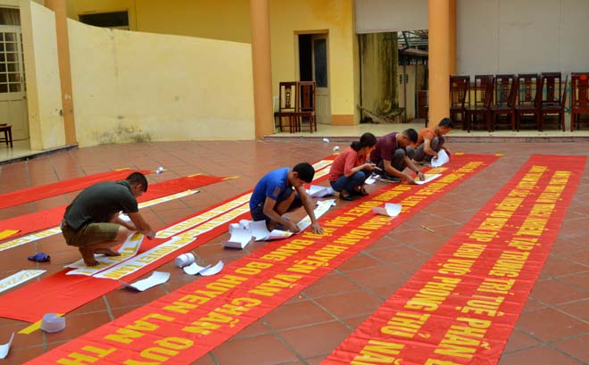 Tiểu ban Tuyên truyền chuẩn bị băng rôn, khẩu hiệu cho diễn tập.